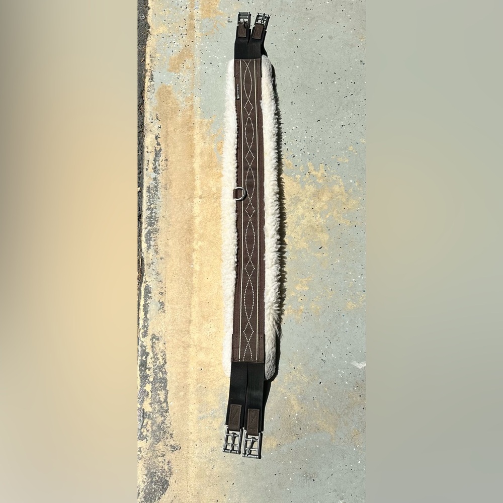 Oaklyn Tack Terra Girth with White Fancy Stitch and Natural Fleece - Size 50”